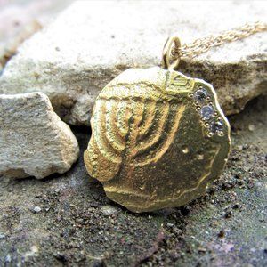 Gold diamonds necklace.